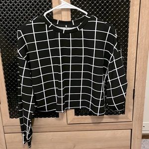 Cropped black and white grid long sleeve top